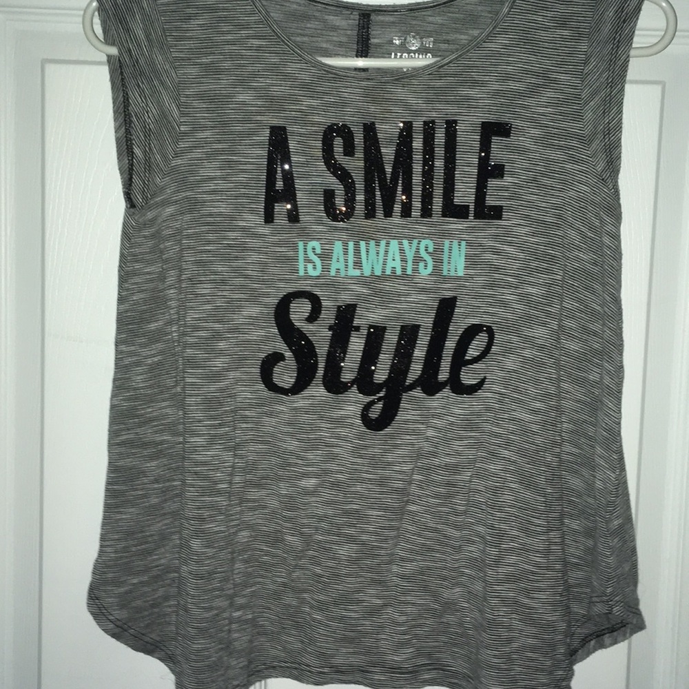 I’m selling this cute short sleeve shirt